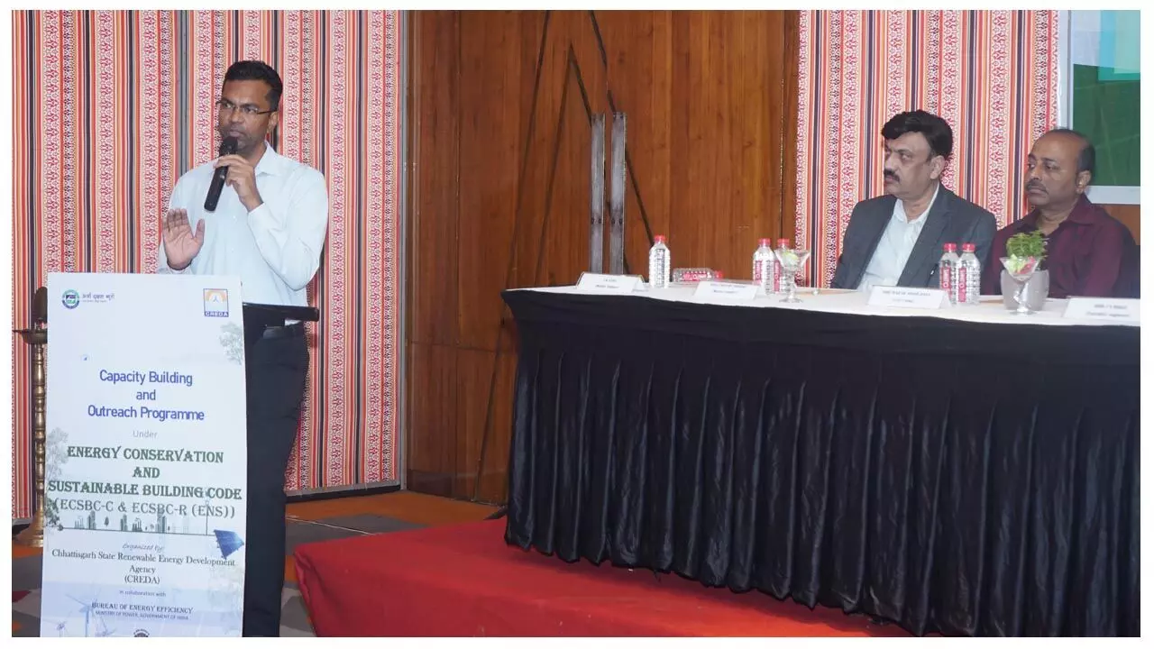 Chhattisgarh CREDA News: ऊर्जा संरक्षण एवं सतत भवन संहिता पर आधारित कार्यशाला में आये प्रतिभागियों को क्रेडा, CEO राजेश सिंह राणा ने किया संबोधित...