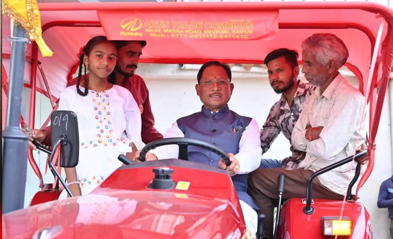 छत्तीसगढ़ में किसानों को मिला जीएसटी सुधार का लाभ, मुख्यमंत्री विष्णुदेव ट्रैक्टर शोरूम पहुंचकर किसानों से किये संवाद, बोले-ट्रैक्टर खरीदी में किसानों को मिली बड़ी राहत...