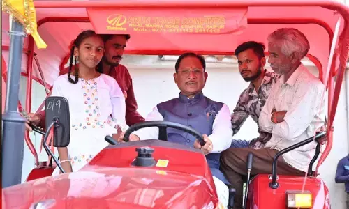 छत्तीसगढ़ में किसानों को मिला जीएसटी सुधार का लाभ, मुख्यमंत्री विष्णुदेव ट्रैक्टर शोरूम पहुंचकर किसानों से किये संवाद, बोले-ट्रैक्टर खरीदी में किसानों को मिली बड़ी राहत...