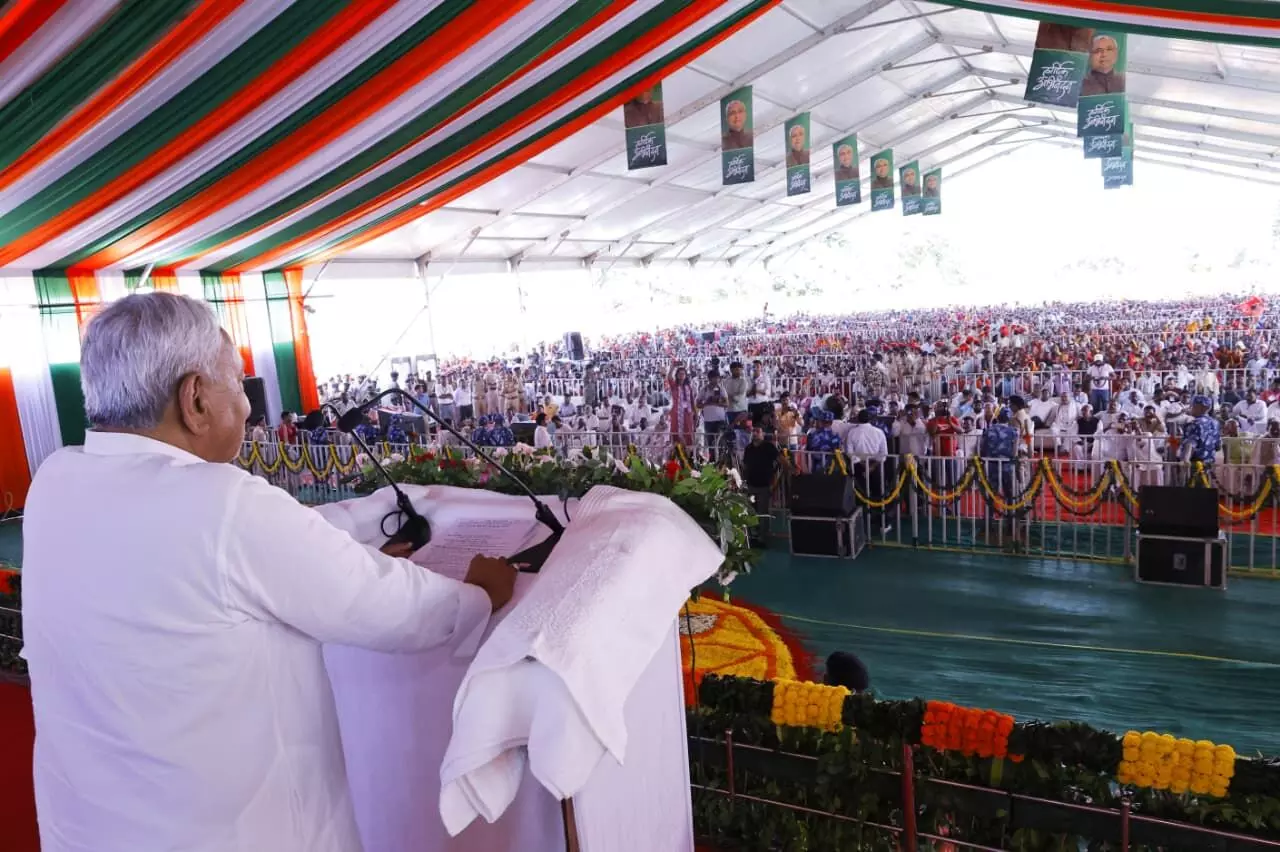 Bihar News : मधुबनी में एनडीए कार्यकर्ताओं के साथ आयोजित संवाद कार्यक्रम में शामिल हुए मुख्यमंत्री नीतीश कुमार