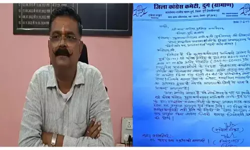 Durg News: फिर विवादों में आये सीईओ रूपेश पांडे! महात्मा गांधी पर की आपत्तिजनक टिपण्णी, कांग्रेस ने की कार्रवाई की मांग