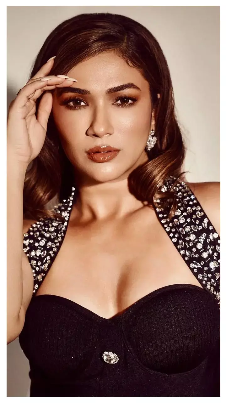 टीवी की संस्कारी Robot Bahu ने बोल्ड अंदाज से इंटरनेट पर मचाया बवाल, शॉर्ट ड्रेस में दी किलर पोज...