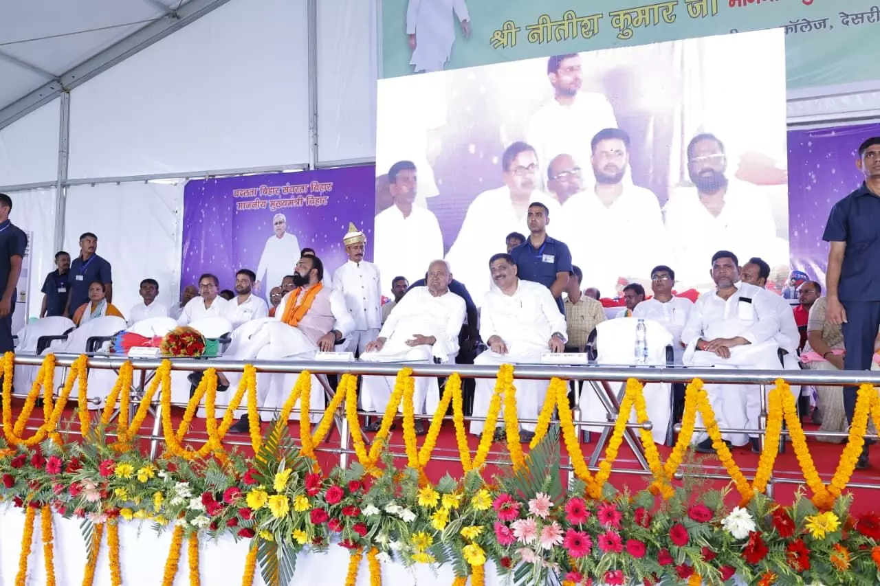 Bihar News : वैशाली में कार्यकर्ताओं के साथ संवाद कार्यक्रम में शामिल हुए मुख्यमंत्री नीतीश कुमार