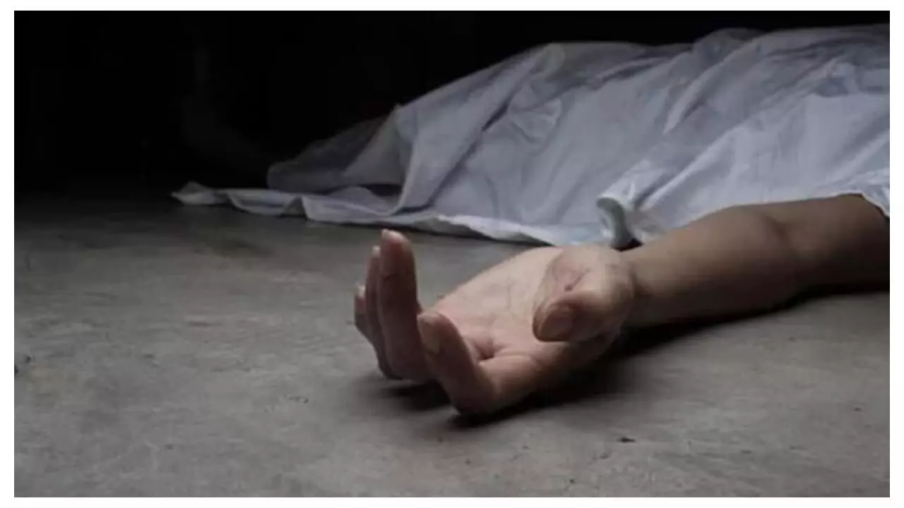 CG Crime News: संदिग्ध परिस्थितियों में 11वीं के छात्रा की मौत, गरबा खेलने गए थे परिजन, घर लौटे तो कमरे में मिली लाश