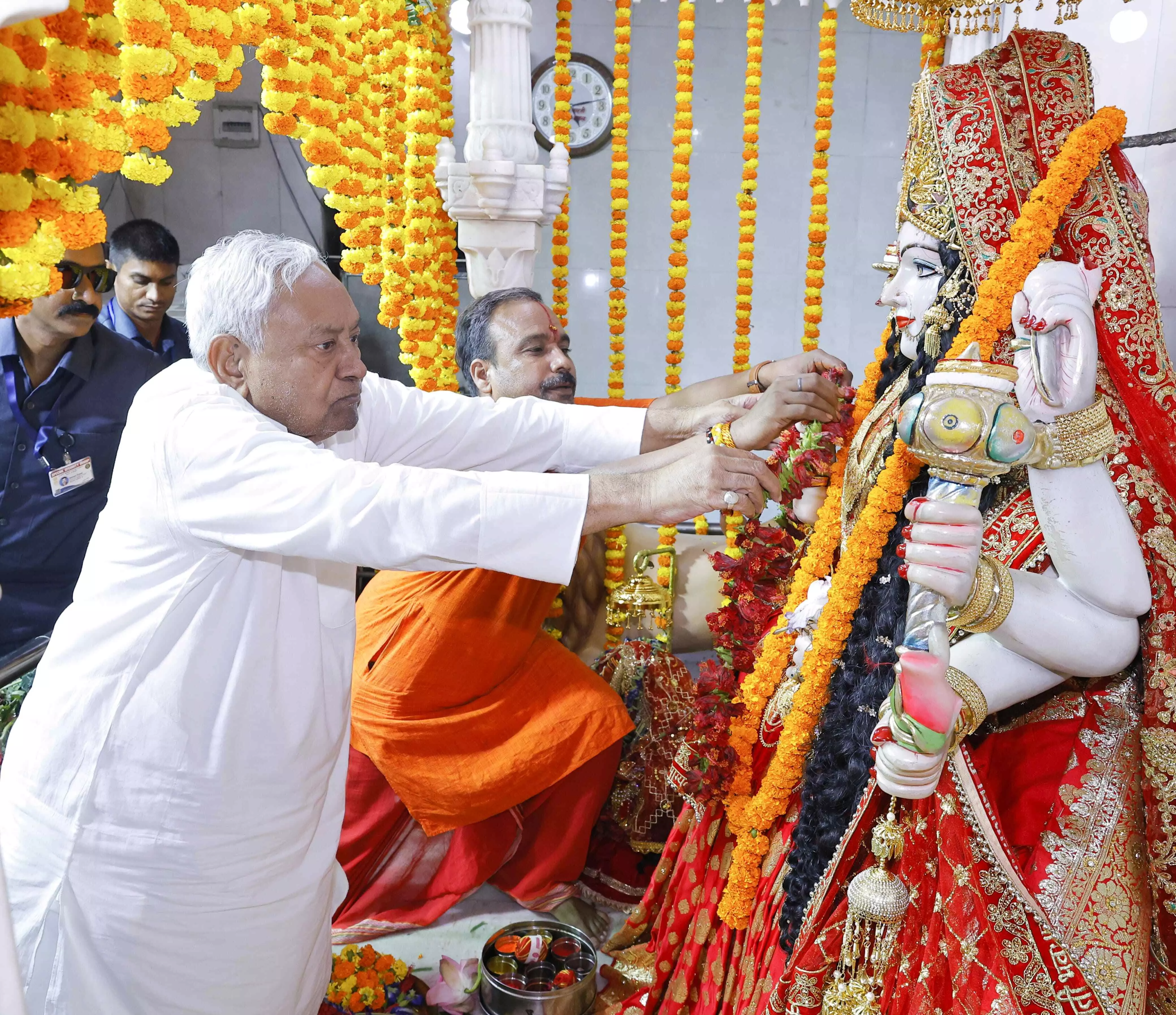 Bihar News : CM नीतीश कुमार ने माँ दुर्गा की पूजा अर्चना कर राज्य की सुख-शांति एवं समृद्धि की कामना की Bihar News : CM नीतीश कुमार ने माँ दुर्गा की पूजा अर्चना कर राज्य की सुख-शांति एवं समृद्धि की कामना की