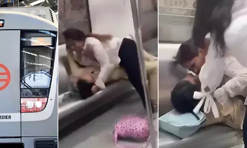 Delhi Metro Clash: दिल्ली मेट्रो में भिड़ गई दो महिलाएं, एक-दूसरे के खींचे बाल, थप्पड़ चले, देखें वायरल हुआ वीडियो