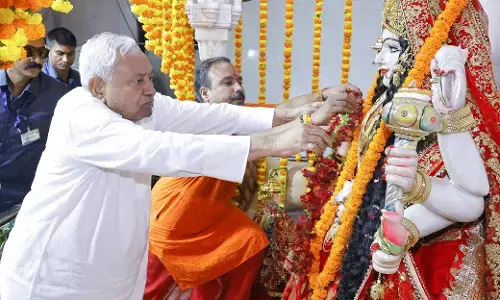 Bihar News : CM नीतीश कुमार ने माँ दुर्गा की पूजा अर्चना कर राज्य की सुख-शांति एवं समृद्धि की कामना की