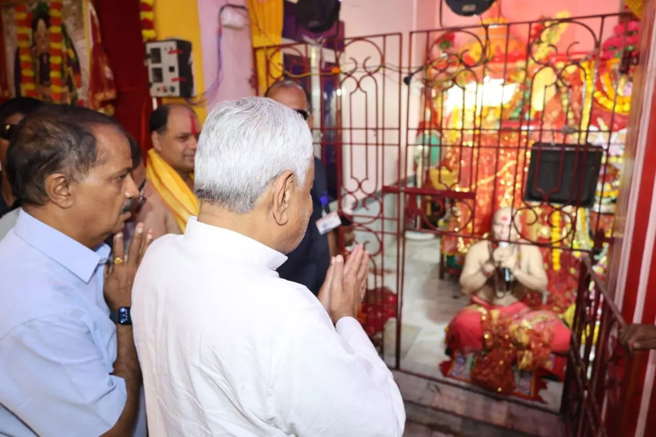 Bihar News : मुख्यमंत्री नीतीश कुमार ने राज्य की सुख-शांति एवं समृद्धि के लिए की मॉ शीतला, बड़ी पटनदेवी एवं छोटी पटनदेवी जी की पूजा अर्चना