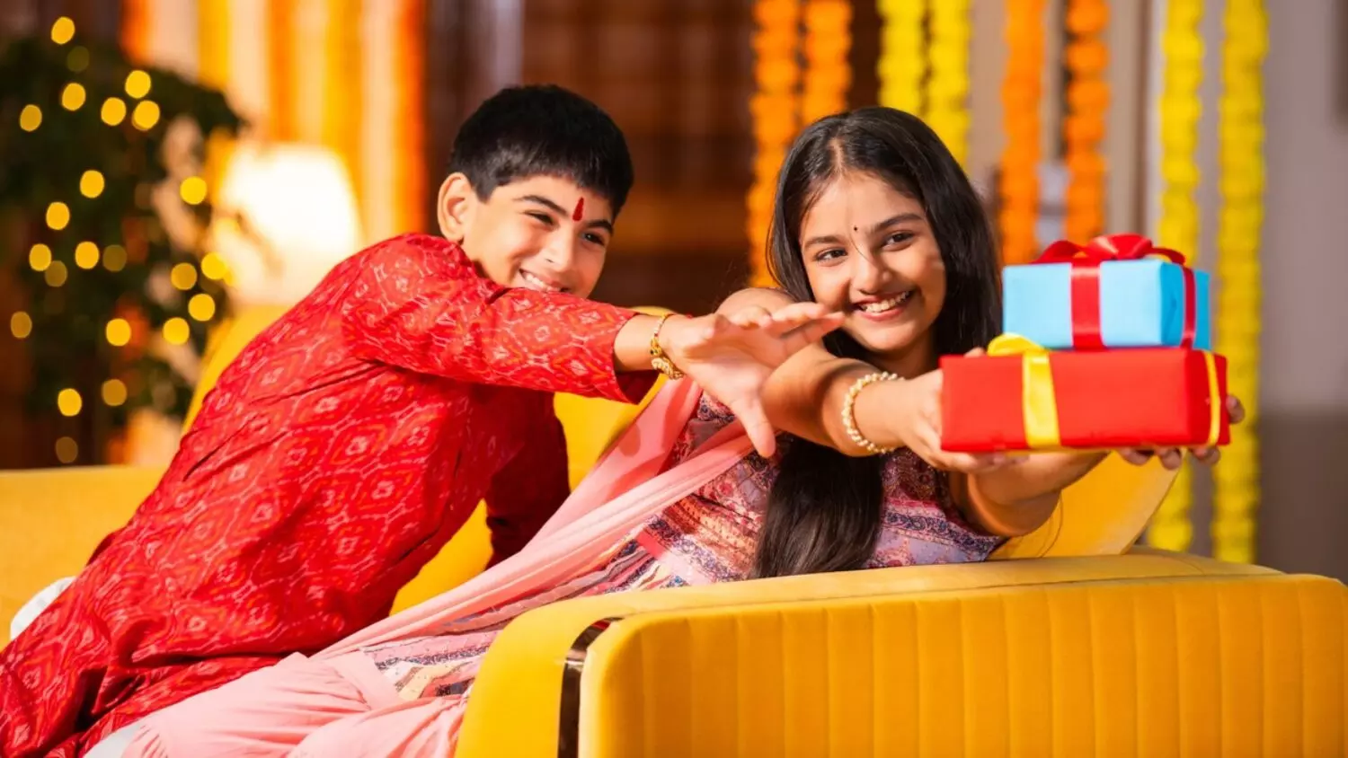 BHAI DOOJ 2025: भाई दूज पर अपनी प्यारी बहन को दें ये बेहतरीन तोहफा; देखते ही दिल कहे “वाह भाई! देखें ये 10 बेस्ट गिफ्ट आइडियाज