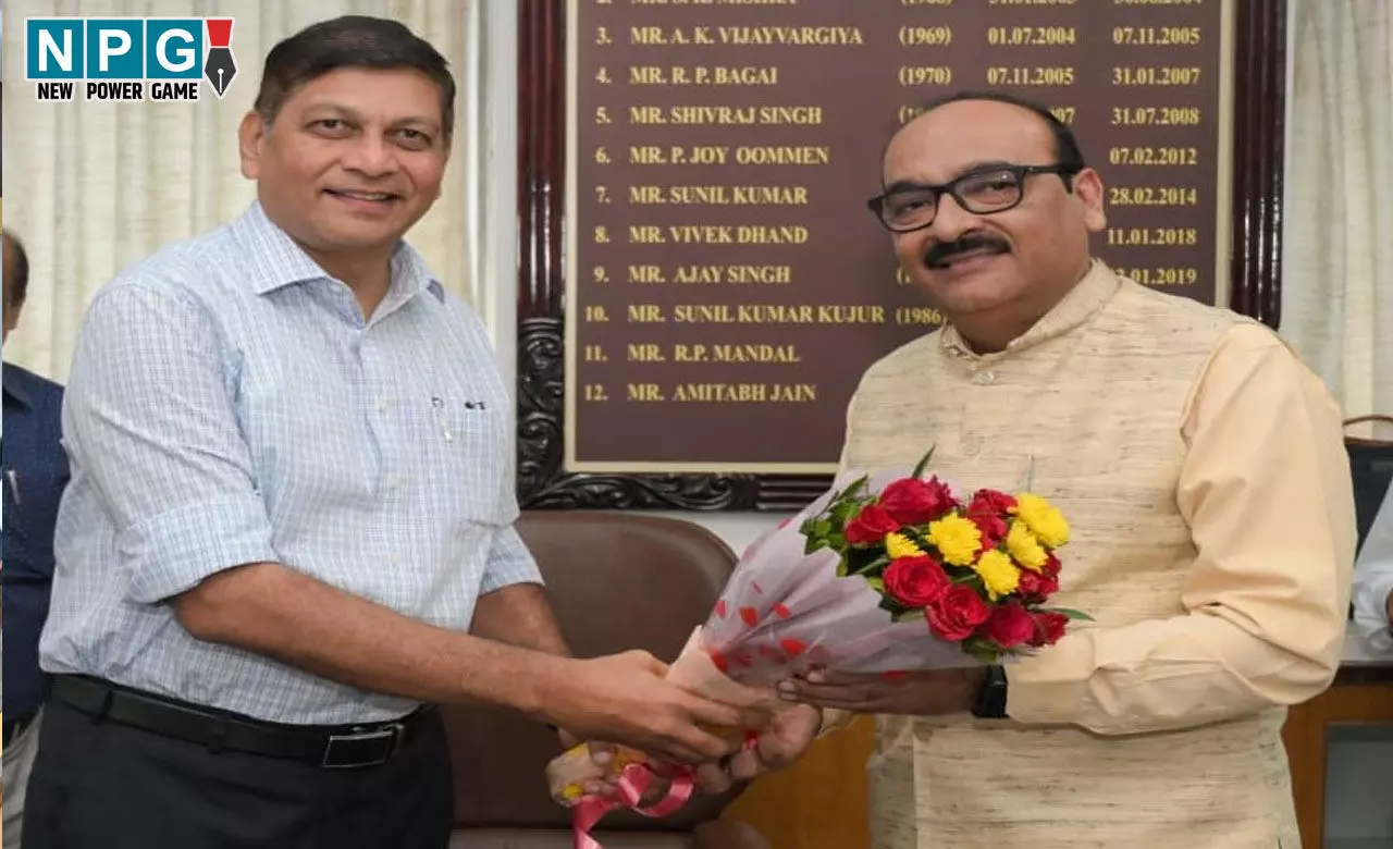 CG Chief Secretary: फोटो में देखिए...नए मुख्य सचिव विकासशील ने कार्यभार संभाला, अमिताभ जैन ने पुष्पगुच्छ से किया स्वागत