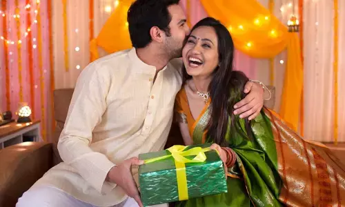 Karwa Chauth 2025: करवाचौथ पर पत्नी को दें ये तोहफा; देखते ही खुशी से झूम जाएगी वाइफ, देखें ये 10 बेस्ट गिफ्ट्स आइडियाज