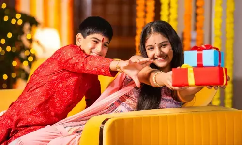 BHAI DOOJ 2025: भाई दूज पर अपनी प्यारी बहन को दें ये बेहतरीन तोहफा; देखते ही दिल कहे “वाह भाई! देखें ये 10 बेस्ट गिफ्ट आइडियाज