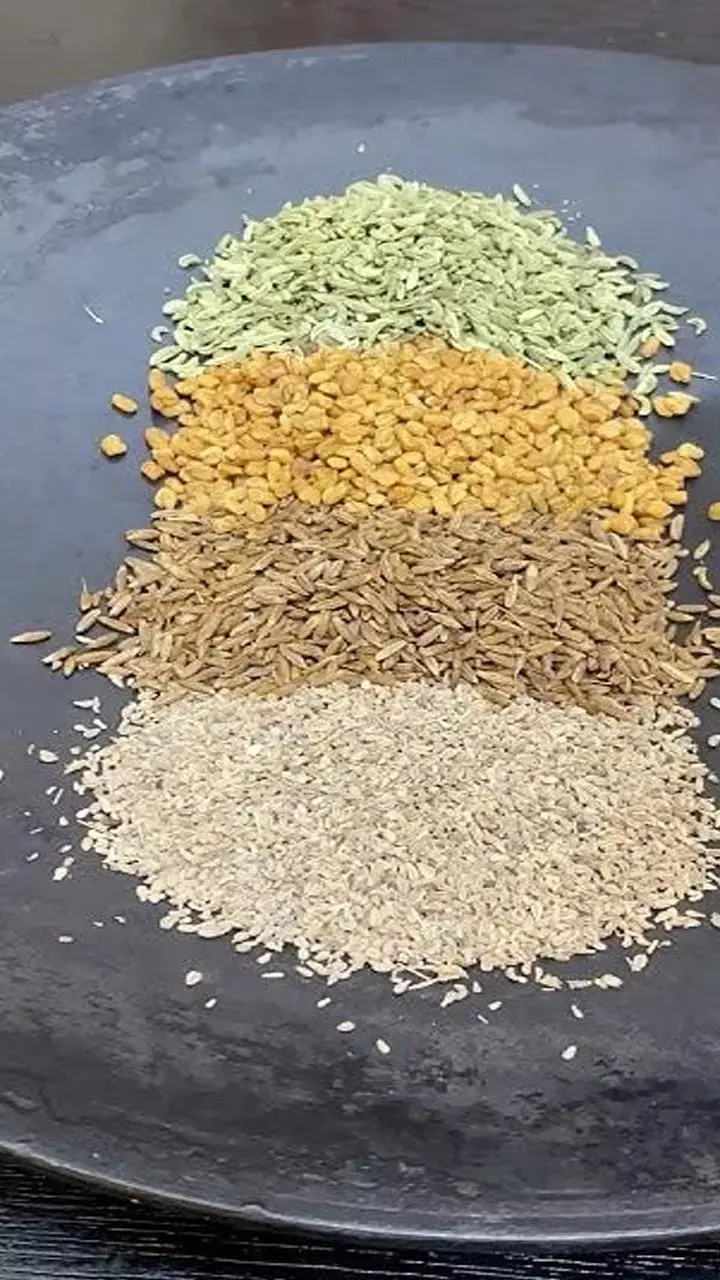 Saunf Jeera Ajwain Powder Khane Ke Fayde: रात में सोते समय जीरा, सौंफ और अजवाइन का पाउडर खाने के क्या फायदे हैं?