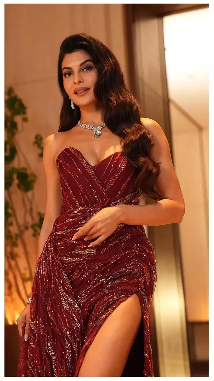 चमकदार मैरून बोल्ड गाउन Jacqueline Fernandez ने बिखेरा हॉटनेसे का जवला, देखिए लेटेस्ट फोटोशूट...