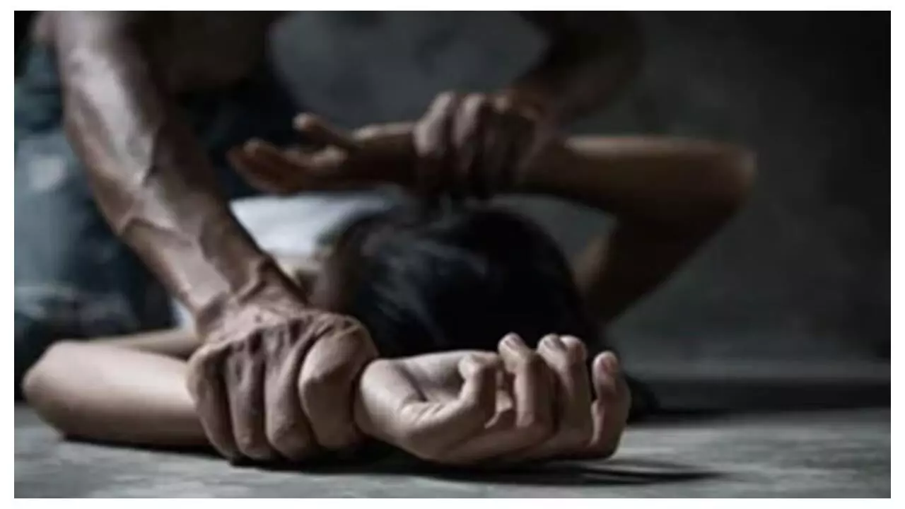 CG Crime News: CG में दरिंदगी की एक और वारदात! घर जा रही महिला का अपहरण कर सामूहिक दुष्कर्म, 7 आरोपी हिरासत में