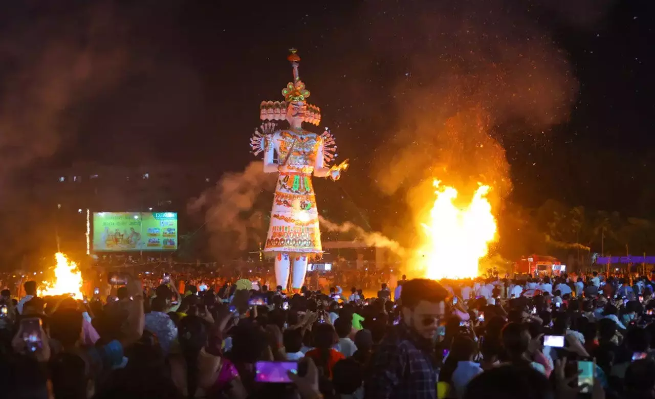 Raipur News: रायपुर के इन जगहों पर होगा रावण पुतला दहन, कार्यक्रम में आने वालों के लिए यातायात पुलिस ने जारी किया पार्किंग प्लान...