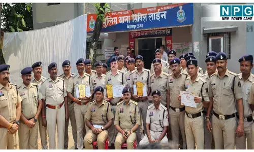 CG News: SSP ने अफ़सरों को किया सम्मानित, नशे के सौदागरों को सलाखों के पीछे पहुंचाने वाले पुलिस अफ़सरों  को थाने पहुंचकर किया सम्मान