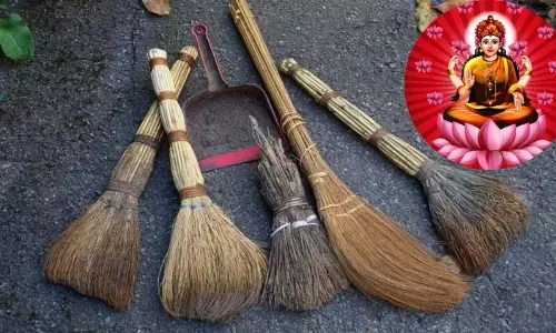 Dussehra 2025: दशहरे के दिन झाड़ू खरीदने से बदल सकती है आपकी किस्मत! खुल सकते है सुख-समृद्धि के द्वार, बस साथ में करना होगा ये उपाय