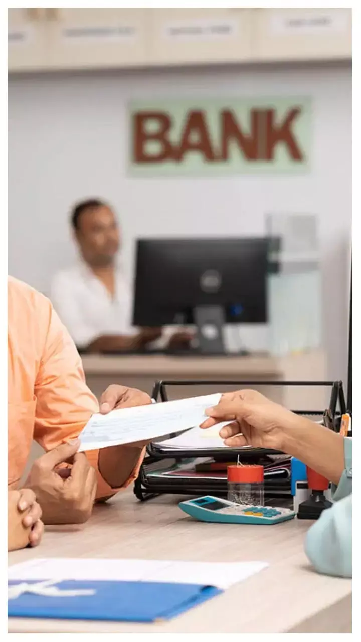 बैंकों में आज से 21 दिनों तक लगा ताला, जानिए कब-कब रहेगा बंद, देखिए लिस्ट...