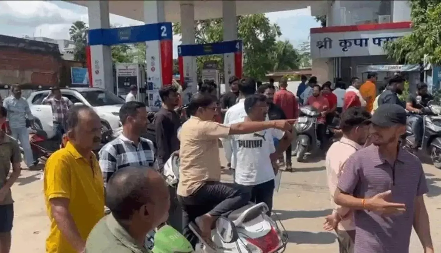 Ambikapur Crime News: दिनदहाड़े पेट्रोल पंप की... ... CG Top News Hindi: रायपुर में नशे में धुत पुलिसकर्मी का हंगामा! अंबिकापुर में दिनदहाड़े पेट्रोल पंप कर्मचारी पर चाकू से हमला, पढ़ें CG Top News Hindi सबसे तेज़