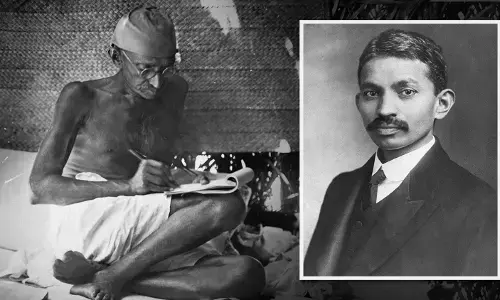 Gandhi jayanti 2025: आखिर मोहनदास करमचंद गांधी कैसे बने भारत के राष्ट्रपिता और किसने दिया उन्हें बापू का दर्जा, जानें इसके पीछे का पूरा इतिहास