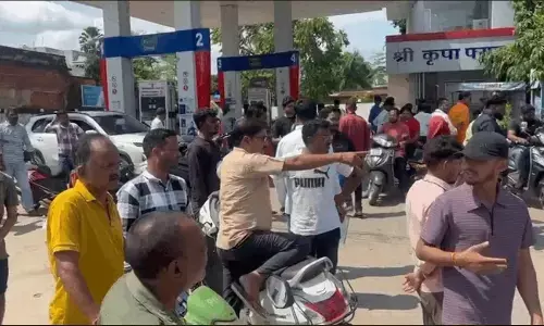 Ambikapur Crime News: दिनदहाड़े पेट्रोल पंप की कर्मचारी पर चाकू से हमला, युवती की मौत, लोगों ने दौड़ाकर आरोपी को पकड़ा...मचा हड़कंप