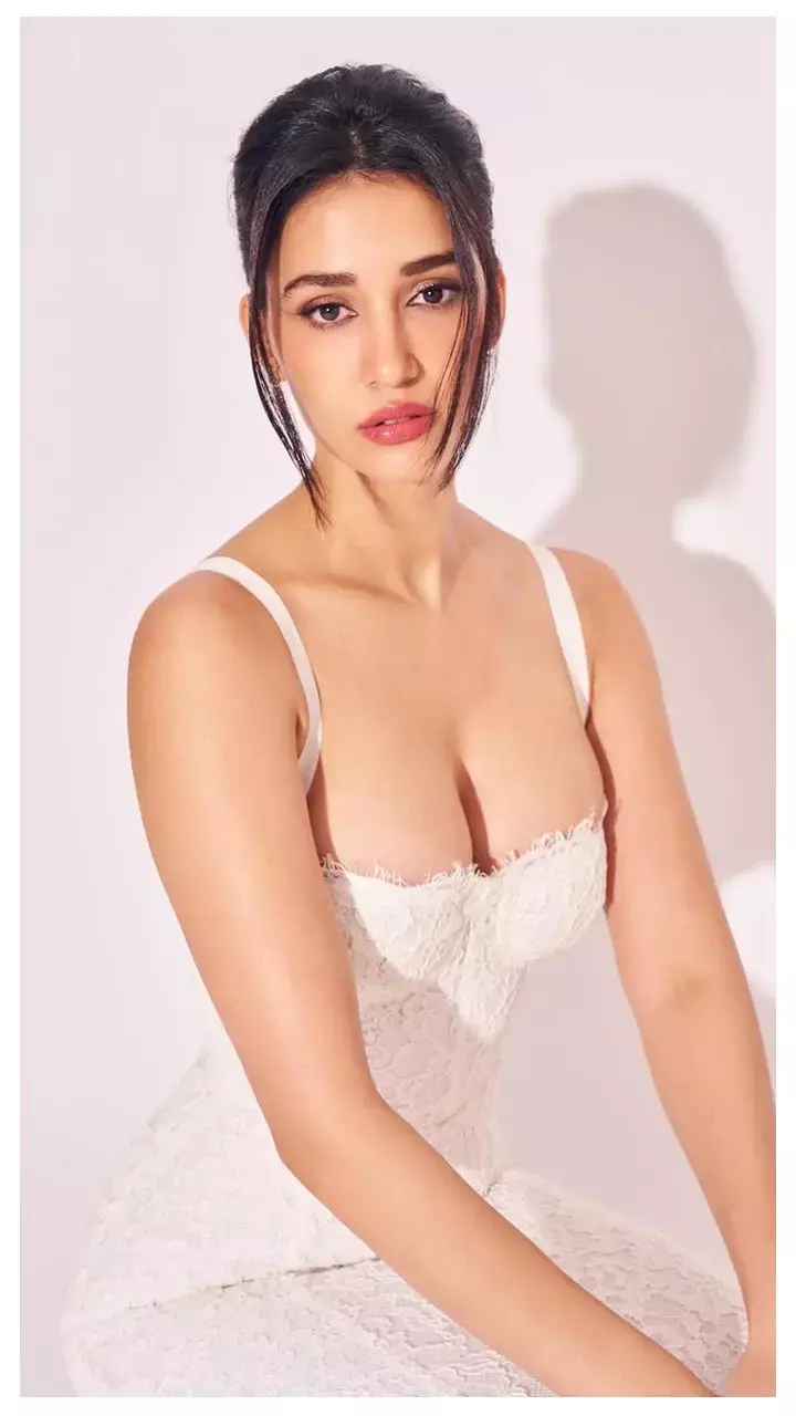 व्हाइट लेस ड्रेस में Disha Patani ने दिखाई अपनी सेक्सी फिगर, देखिए...