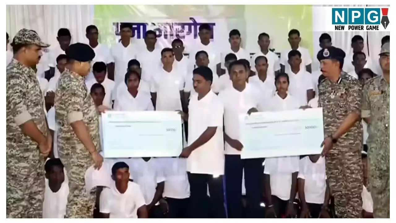 Bijapur Naxal Surrender News: CG में अब तक का सबसे बड़ा सरेंडर... एक साथ 103  नक्सलियों ने डाले हथियार, आत्मसमर्पण करने वाले नक्सलियों पर था 1.63 रूपए का इनाम