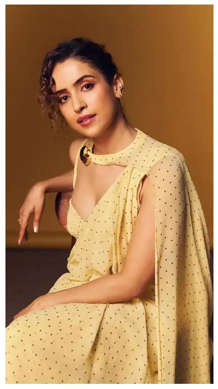 दंगल एक्ट्रेस Sanya Malhotra का दिलकश अंदाज, तस्वीरें देख खो बैठेंगे दिल...