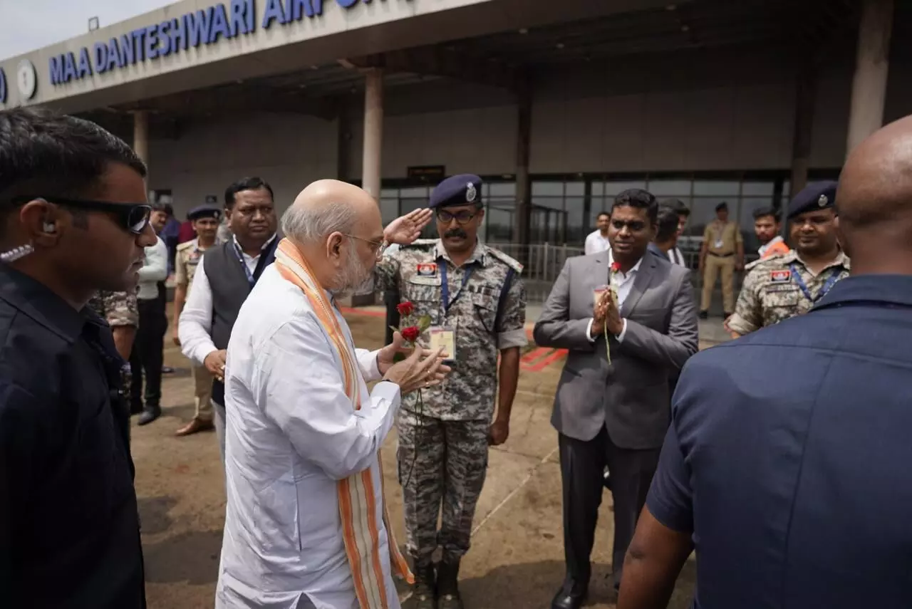 Amit Shah Visit in Bastar: फोटो में देखिये: गृह मंत्री अमित शाह का जगदलपुर में स्वागत...डीजीपी, प्रमुख सचिव, कमिश्नर, आईजी, कलेक्टर, एसपी रहे मौजूद