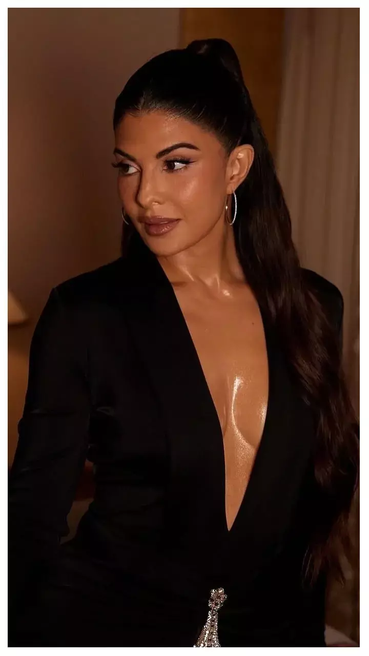 कटआउट गाउन में Jacqueline Fernandez का Hot लुक वायरल, इवेंट में बिखेरा हुस्न का जलवा...