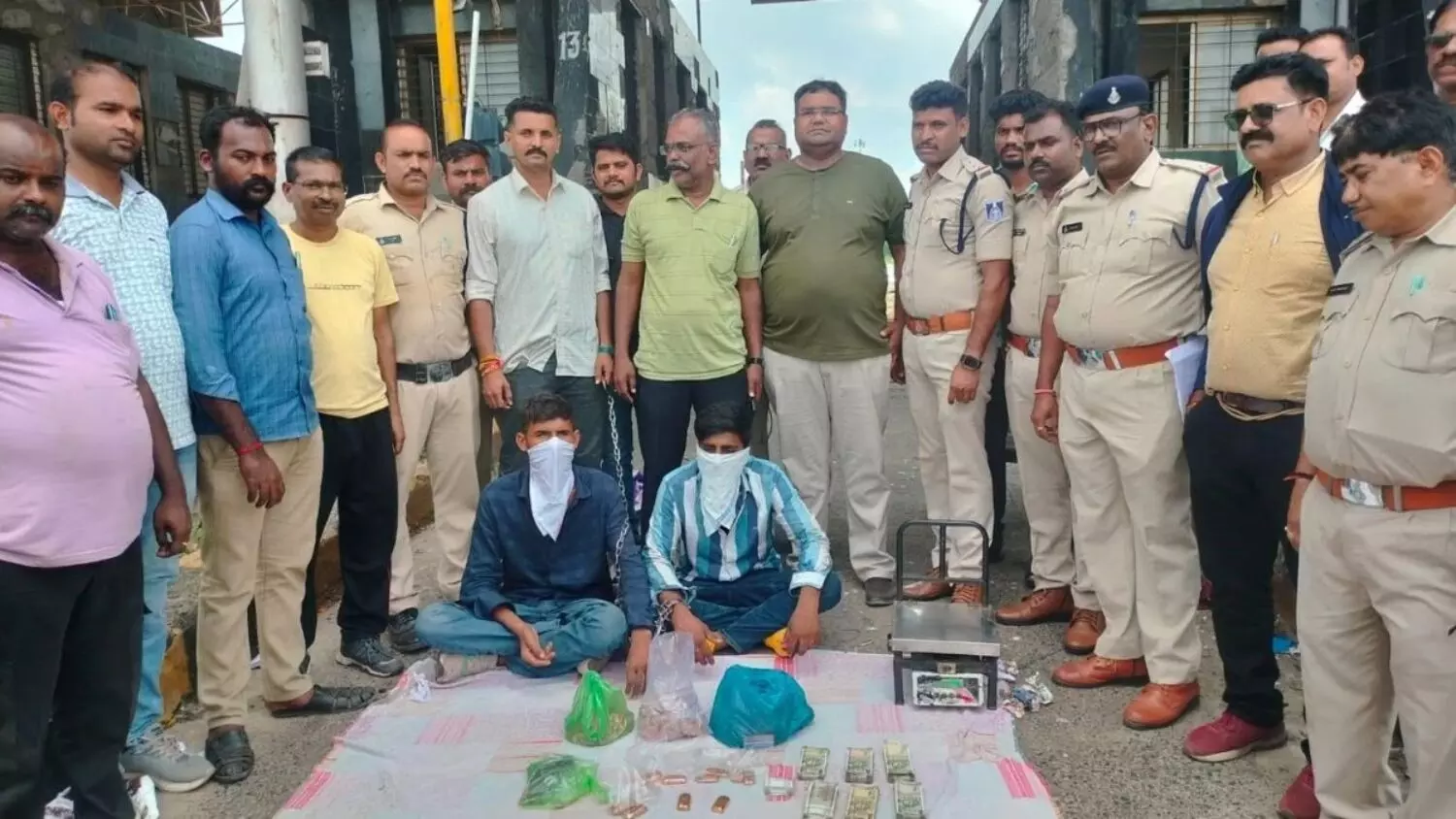 MP पुलिस की बड़ी कार्रवाई: 10 करोड़ के सोने और पिस्टल के साथ 2 डकैत गिरफ्तार, बैग से निकला ये का खजाना