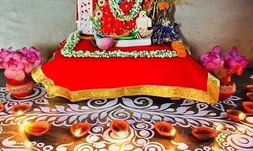 Sharad Purnima (Kojagari Puja 2025) : आज इनकी लक्ष्मी पूजा, आइये जानें कोजागरी पूजा की विधि, मुहूर्त और भोग और अल्पना कितनी जरूरी