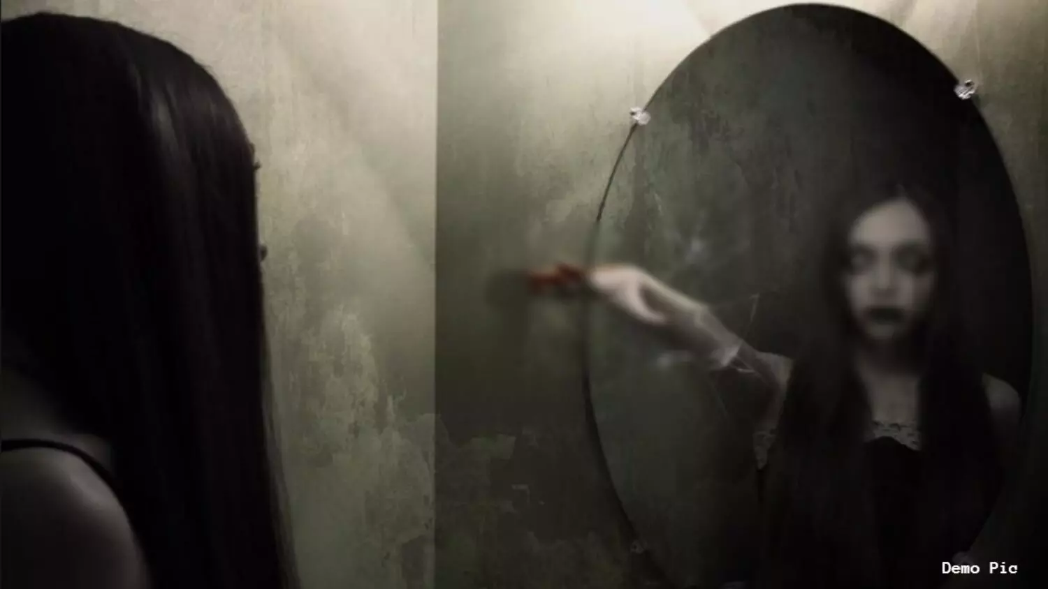 Mirror Vastu Tips 2025: रात में ये काम करना पड़ सकता है भारी! आती है नेगेटिव एनर्जी; जानिये रात में शीशा देखना कैसे बिगाड़ सकता है आपकी किस्मत..