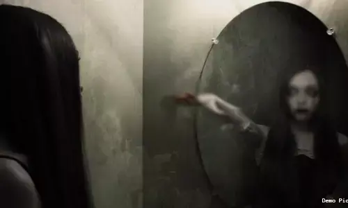 Mirror Vastu Tips 2025: रात में ये काम करना पड़ सकता है भारी! आती है नेगेटिव एनर्जी; जानिये रात में शीशा देखना कैसे बिगाड़ सकता है आपकी किस्मत..