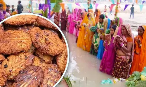 Chhath Puja Thekua Recipe: आखिर छठ पूजा में ठेकुआ क्यों बनाया जाता है? क्या है इसके पीछे की मान्यता और इसे बनाने की विधि