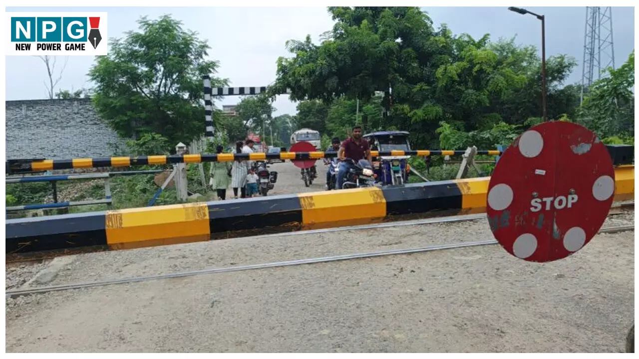 CG News: गेटमैन निलंबित: नशे में रेलवे फाटक बंद कर सोता रहा गेटमैन, खड़े रहे राहगीर, बोला आज दशहरा है…