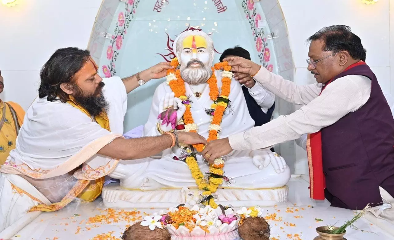 CM Vishnudeo Sai: मुख्यमंत्री विष्णुदेव ने संत रामकृष्णदास महात्यागी व संत रामजानकीदास महात्यागी के समाधि स्थल पहुँचकर की श्रद्धांजलि अर्पित...