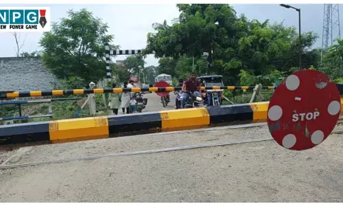 CG News: गेटमैन निलंबित: नशे में रेलवे फाटक बंद कर सोता रहा गेटमैन, खड़े रहे राहगीर, बोला आज दशहरा है…