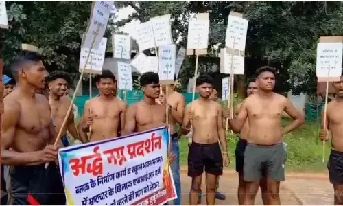 CG School News: 163 स्कूल भवनों की मरम्मत कार्य में गड़बड़ी, FIR की मांग को लेकर अर्द्धनग्न प्रदर्शन...देखें वीडियो