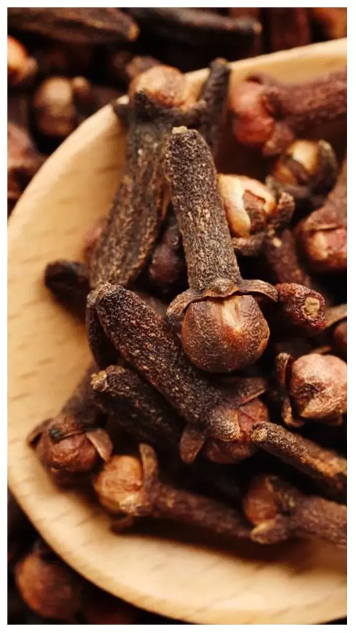 Laung Khane Ke Fayde: रोज एक से दो लौंग खाने के ये है जबरदस्त फायदे, जानिए...