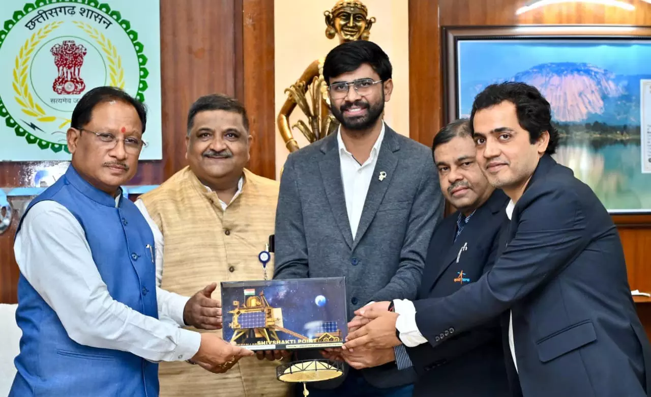 CG News: मुख्यमंत्री विष्णुदेव से इसरो के वैज्ञानिकों ने की भेंट, शासन की कार्यकुशलता बढ़ाने में इसरो की तकनीक के उपयोग पर हुई चर्चा CG News: मुख्यमंत्री विष्णुदेव से इसरो के वैज्ञानिकों ने की भेंट, शासन की कार्यकुशलता बढ़ाने में इसरो की तकनीक के उपयोग पर हुई चर्चा