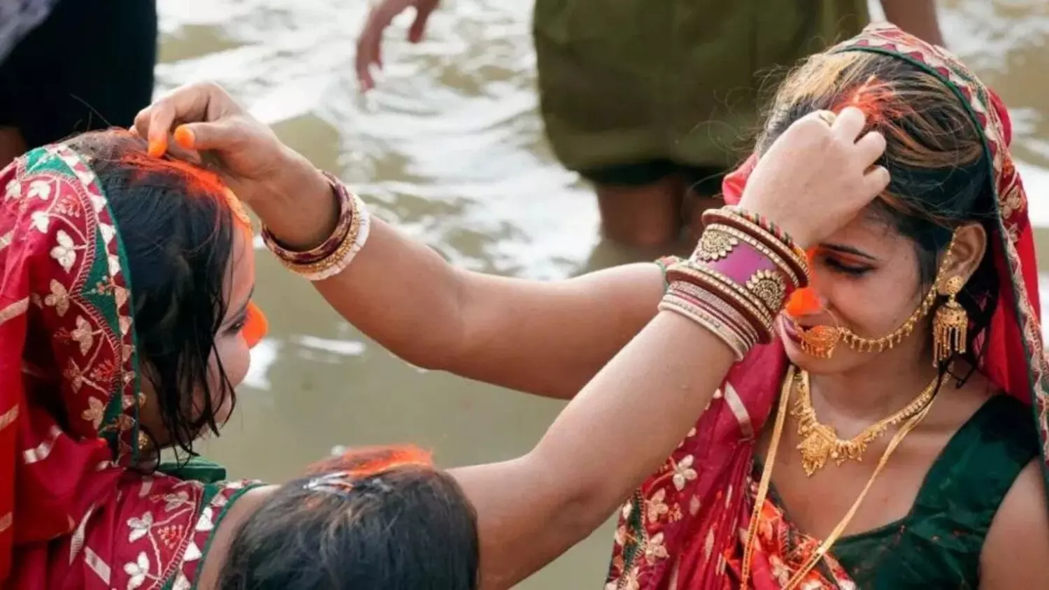 Chhath Puja 2025: आखिर छठ पूजा में क्यों महिलाएं नाक से माथे तक लगाती है सिंदूर? क्या है इसके पीछे की पौराणिक मान्यता और महत्त्व