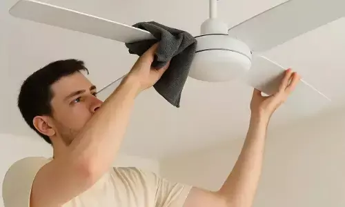 अब सीलिंग फैन सफाई की झंझट खत्म, दीवाली पर इस आसान तरीकों से करें घर के छत का पंखा साफ़, देखें ये आसान ट्रिक्स
