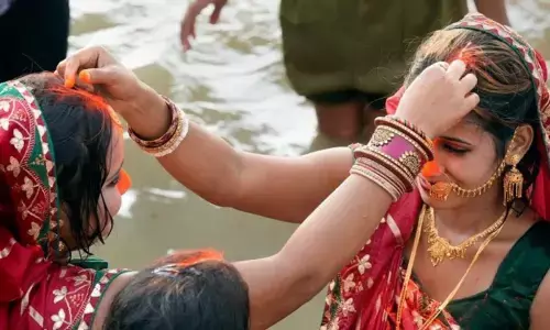 Chhath Puja 2025: आखिर छठ पूजा में क्यों महिलाएं नाक से माथे तक लगाती है सिंदूर? क्या है इसके पीछे की पौराणिक मान्यता और महत्त्व