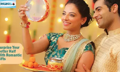 Karva chauth Gift Ideas for Wife :  साड़ी और गहना हुआ पुराना... गिफ्ट वहीँ दें जो सजनी के मन को भाये, यहां देखिये बेस्ट option