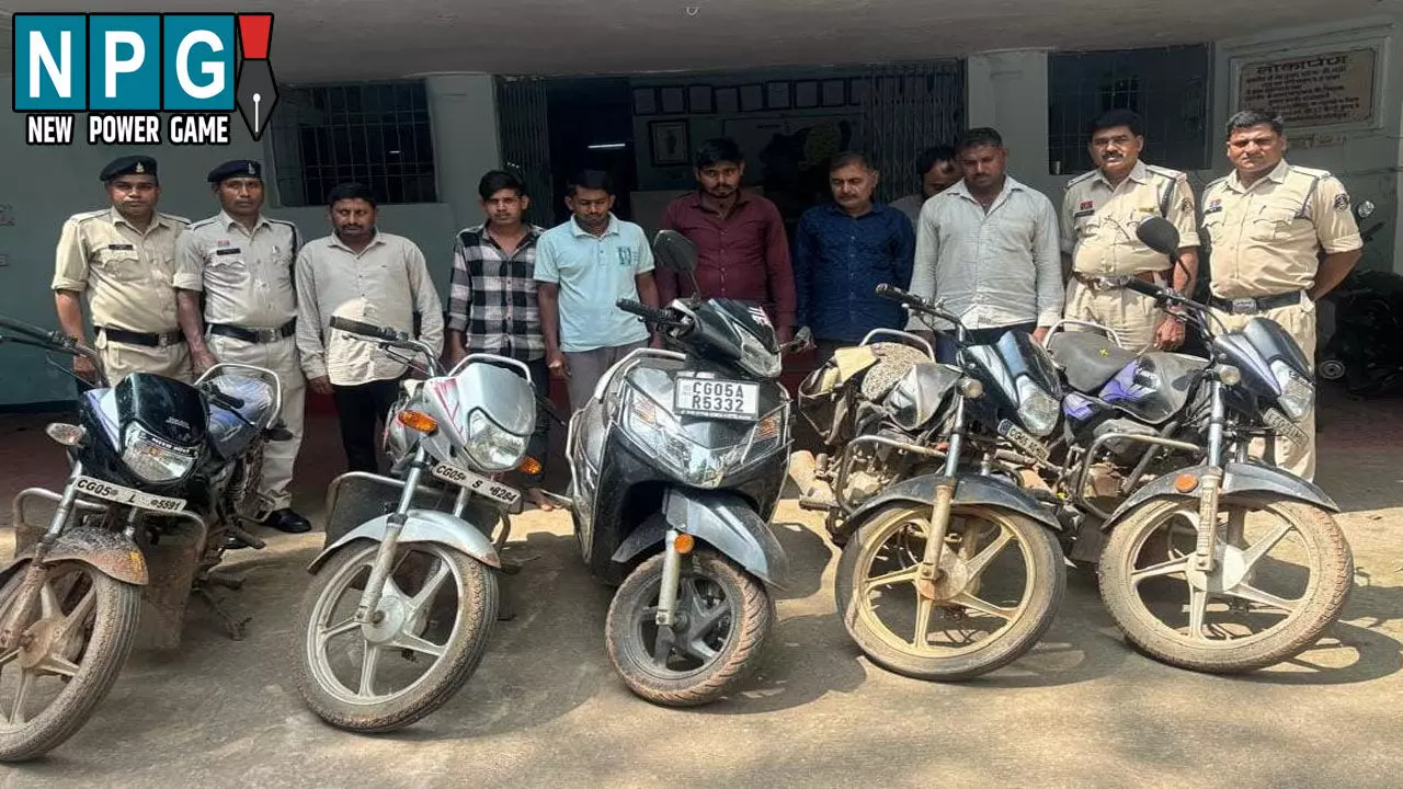 Dhamtari Jua News: स्ट्रीट लाइट के नीचे खेल रहे थे जुआ: पुलिस ने छापा मारकर 7 जुआरी को पकड़ा, लाखों का माल जब्त