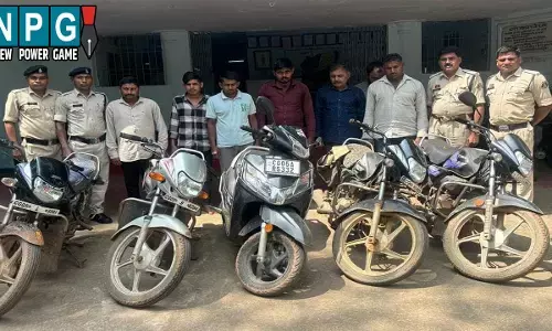 Dhamtari Jua News: स्ट्रीट लाइट के नीचे खेल रहे थे जुआ: पुलिस ने छापा मारकर 7 जुआरी को पकड़ा, लाखों का माल जब्त