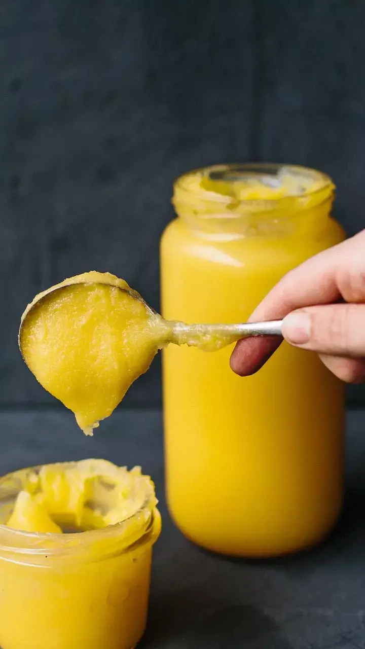 Gungune Pani Me Ghee Peene Ke Fayde: रोज सुबह खाली पेट गुनगुने पानी के साथ घी पीने से क्या होता है?