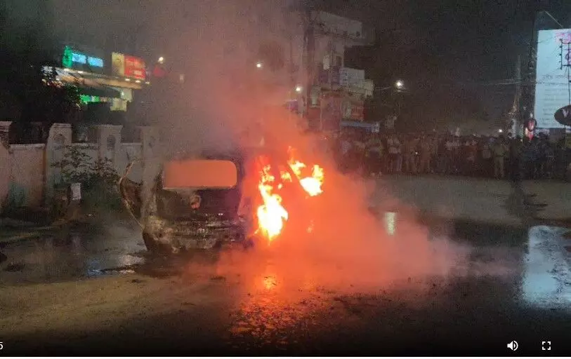 Raipur News: चलती कार में लगी आग, ड्राइवर ने कूदकर बचाई जान, देखें वीडियो